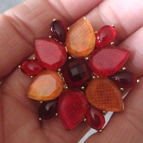 LC LAUREN CONRAD VINTAGE SHADES OF RED ORANGE RESIN GOLD-TONE FLORAL 1.8"BROOCH - Picture 2 of 8